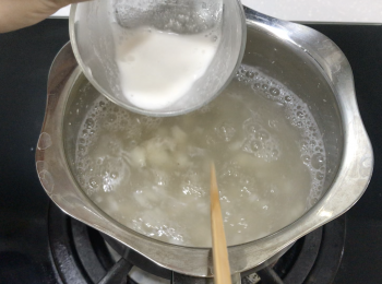 step4: 分幾次慢慢加馬蹄粉水，一邊加一邊攪拌