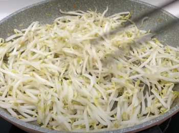 step5: 芽菜洗淨，炒熟