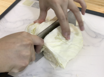 step2: 高麗菜切半，用水洗淨，金針菇切掉尾部，用水洗淨