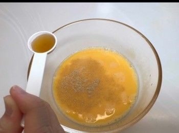 step6: 再加入其他調味料，包括糖、胡椒粉、魚露、紹興酒，拌勻。