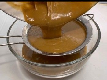 step9: 將麵糊過篩一次，使其質地變得更加順滑。