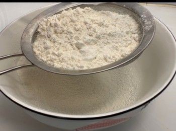 step5: 將低筋麵粉過篩