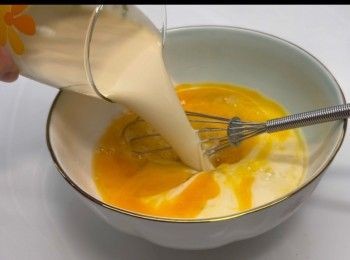 step2: 將雞蛋打勻，加入淡奶攪勻