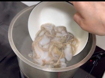 step2: 將已清洗的八爪魚仔，放於滾水中，以中火煮6分鐘。