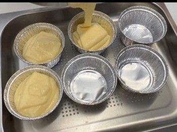 step6: 將混合好的麵糊，平均地加入模具中（我用的是7.5直徑*3.5cm高的錫紙杯，可做5-6個蒸蛋糕）。
輕輕震動杯子幾下，讓多餘的空氣排走。