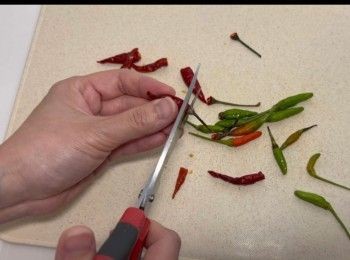 step4: 將紅/青辣椒去蒂