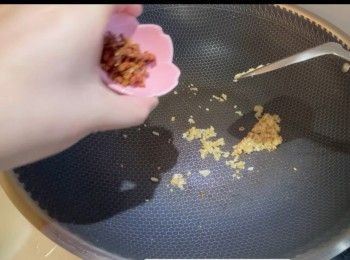 step7: 加入花椒炒香