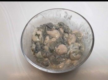 step3: 將蠔仔放在一旁， 靜待 30分鐘，將蠔仔出水，之後將蠔仔以清水徹底清洗乾淨（反覆沖洗四至五次，直至水變得清澈），再瀝乾水份備用。