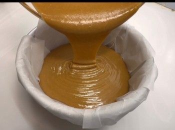 step12: 將麵糊倒入已鋪牛油紙的模具中。（圖中我使用的是七吋圓形蛋糕模）