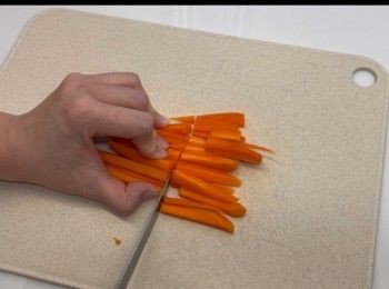 step7: 將甘筍切幼條。