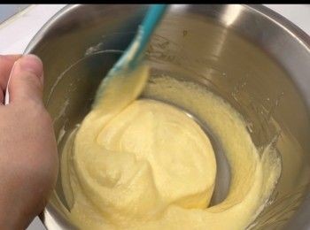 step5: 先將三分之一的蛋白霜，加到麵糊中，以「切拌法」拌勻。
混合後，再將剩餘的蛋白霜加入麵糊，繼續以「切拌法」混合，力量盡量要輕，避免消泡，過度消泡會令蛋糕升不上來。