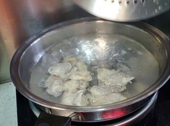 step4: 煮滾一鍋水,將蠔放入煮約12秘,見蠔邊開始卷起即取出(煮蠔作用是令蠔不會太濕才會炸出脆效果)這步驟必須要做