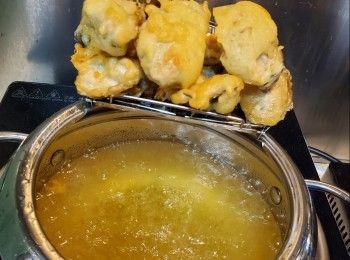 step9: 再轉大火將油煮滾，將所有蠔再炸一次迫出油份令蠔更脆，襯熱灑上椒鹽即可上碟(返炸取出時不要熄火,要待所有蠔取出後才可熄火,否則油溫度下降會令蠔吸回油份)