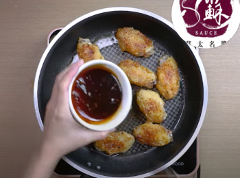 step6: <a href="https://bit.ly/3zHU5V3" target="_blank" data-keyword="雞翼" class="guide-link"><strong>雞翼</strong></a> <span style="display:inline-block;vertical-align:middle;margin-top:-3px;color:initial;border-radius:3px;padding:2px 3px;font-size:12px;line-height:14px;background:#87d300;color:#fff;">即買</span> 煎至金黃色，出鍋