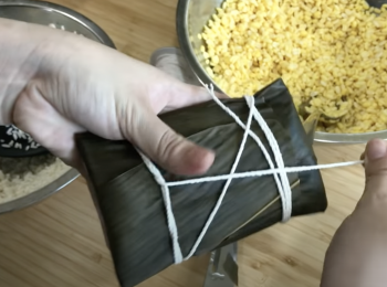 step3: 用棉繩綁緊粽 (詳細步驟請參考Youtube影片）