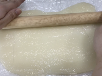 step3: 放保鮮紙上，再蓋一層保鮮紙，檊平