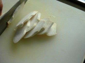 step2: 切蔥花、大蒜切末、杏鮑菇切厚片、松坂肉切厚片。