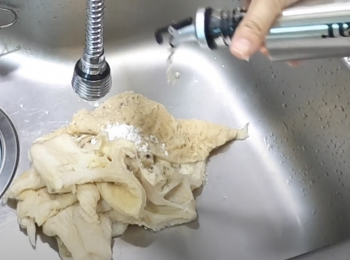 step2: 牛肚用水清洗1遍，用鹽、粟粉、酒搓洗裡面，再用水沖洗，重複1-2次，期間剪掉裡面的脂肪，再用同樣方式搓洗外面