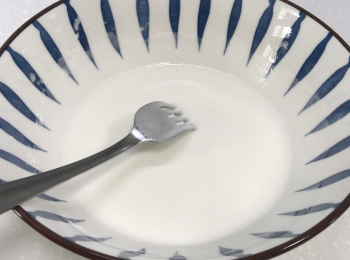 step1: 把糯米粉、粟粉、糖、植物油和水攪拌均勻