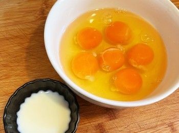 step2: 雞蛋加入鮮奶打匀，靜置備用。