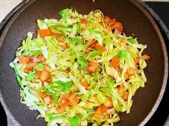 step4: 另燒紅鑊，爆香蒜蓉後加入椰菜絲及蕃茄粒炒至軟身，加入少許鹽及黑胡椒碎拌匀，盛起在另一大碗內待涼。