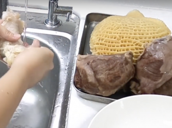 step5: 牛筋、牛肚燙完，撈起，用水把牛三寶清洗1遍