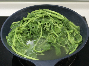 step4: 多加一些油，爆香蒜頭和薑，撈起蒜頭和薑，保留少許油，加水、鹽、糖、莧菜，翻炒，蓋蓋煮1分鐘，開蓋煮2分鐘，共5分鐘，關火撈起莧菜