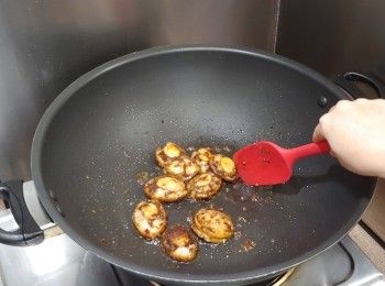 step9: 鮑魚回鑊兜至沾上醬料