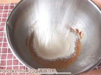 step3: 加入水，然後過篩加入鬆餅粉和可可粉，拌勻成蛋糕糊。