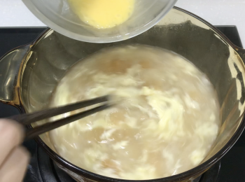 step5: 油條變軟，可以關火，慢慢分次加入蛋液，一邊加一邊攪拌