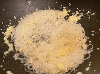 step2: 凍鑊加入牛油、少許油和蒜蓉，開中細火炒香蒜蓉。粉絲盛起隔去上湯，放入蒜蓉牛油鑊中，撈勻備用