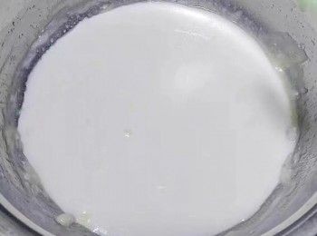 step3: 接下來做白色粉漿，200克椰漿加150克水，50克糖攪化，最後少量多次加木薯粉150克，小麥澱粉15克，攪拌均勻後過濾。