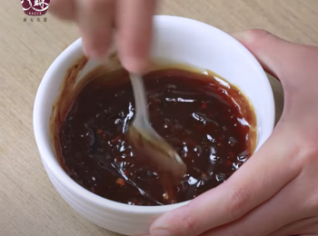 step4: 用小碗放入蘇太火爆辣椒醬 1茶匙，蠔油 2湯匙，蜜糖 1湯匙