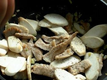 step4: 放入杏鮑菇、黑胡椒粉、鹽拌炒均勻。