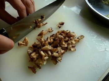 step1: 蔥切蔥花。蒜頭切末。乾香菇泡軟後切小丁。