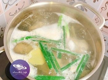 step3: 4/ 鍋加水，放入雞捲，加入醃雞的薑蔥
5/ 大火滾起後轉小火煮5分鐘，關火蓋上燜15分鐘