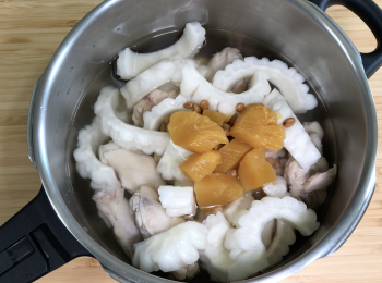 step4: 把所有材料加進湯鍋，蓋蓋大火煮沸