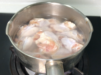 step3: 小雞腿用鹽醃10分鐘去除「雪味」，用水沖洗一遍，再加水川燙，用水沖洗表面