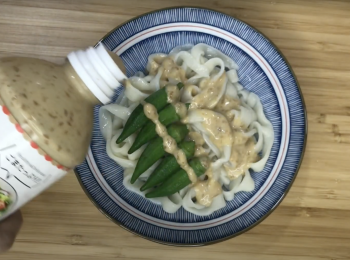 step6: 撈起加入冷麵醬或日式麻醬