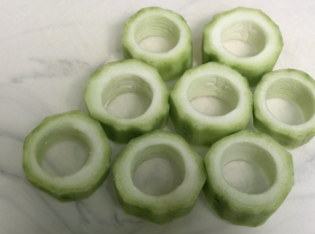 step1: 勝瓜削皮，切掉頭尾，切塊，中間挖洞