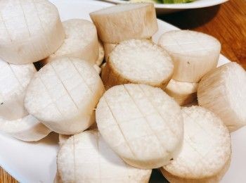 step3: 杏鮑菇切圓塊，厚切，再在上面輕刀𠝹格紋