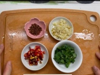 step1: 姜、蒜切粒，芫荽切碎，辣椒、乾辣椒切粒。準備埋花椒