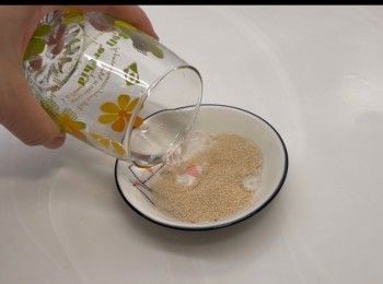 step1: 將酵母與溫水拌勻，休息10分鐘