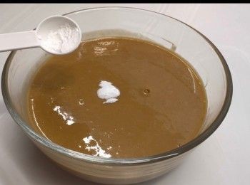 step11: 完成發酵後，拌入泡打粉和梳打粉，攪勻即可（大家亦可取出少量麵糊，先將泡打粉和梳打粉攪勻，才倒回麵糊中拌勻）