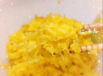 step3: 1. 榨出菠蘿汁約300 ml，菠蘿渣約80 g