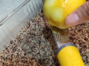 step2: 加入一個檸檬皮,檸檬只取皮黃色部份,不要白色皮,否則會苦