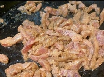 step5: 原鑊放入洋蔥，中火，將洋蔥炒至半透明。下芽菜大火快炒至芽菜軟身，依次序加入蒜蓉、乾蔥頭 、雪菜、指天椒、肉絲及火鴨絲炒香（我喜歡每次加入一種材料炒香後再加另一個材料），下調味料炒勻（先下黃糖炒勻，再加蠔油，試味（太淡可少量加入蠔油），灑上紹興酒中大火至酒精揮發，加入清雞湯煲滾後加入粉絲，蓋上鍋蓋，小火煮約6至8分鐘；打開鍋蓋加入米粉及小甜椒炒勻，大火收汁，熄火，加上芫荽裝飾，即成。