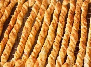 step6: 取出一份捍平後分切成長條形（請參考影片）
造型好後就可以直接放入焗爐，180度12至14分鐘
，變成金黃色後即可出爐。