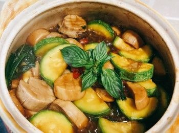 step7: 加入三杯醬料，加蓋燜煮至收汁