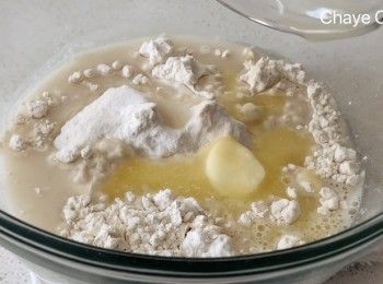 step1: 加入面粉，盐，糖，水，制作面团